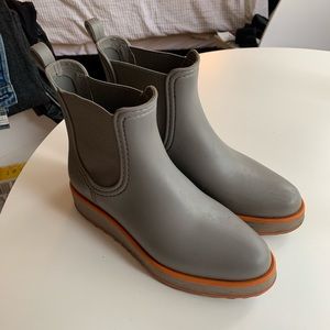 Bernardo rain boots